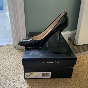 Jones NY black patent leather pumps 8M